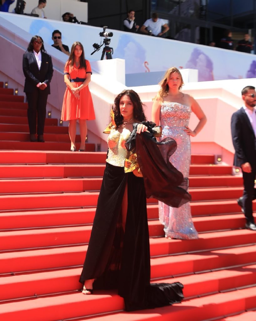 Serving cinema, sparkle, and a slit that could win Best Picture.✨ Straight from the red carpet a